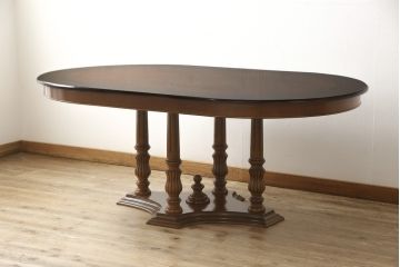中古　イタリア家具　ス・ミズーラ(SU MISURA)　Brianza(ブリアンツァ)　脚の彫刻が目を惹くクラシカルな佇まいのダイニングテーブル(4人掛け、6人掛け)(R-053189)