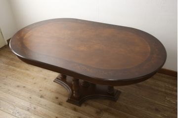 中古　イタリア家具　ス・ミズーラ(SU MISURA)　Brianza(ブリアンツァ)　脚の彫刻が目を惹くクラシカルな佇まいのダイニングテーブル(4人掛け、6人掛け)(R-053189)