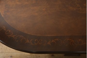 中古　イタリア家具　ス・ミズーラ(SU MISURA)　Brianza(ブリアンツァ)　脚の彫刻が目を惹くクラシカルな佇まいのダイニングテーブル(4人掛け、6人掛け)(R-053189)