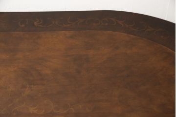 中古　イタリア家具　ス・ミズーラ(SU MISURA)　Brianza(ブリアンツァ)　脚の彫刻が目を惹くクラシカルな佇まいのダイニングテーブル(4人掛け、6人掛け)(R-053189)