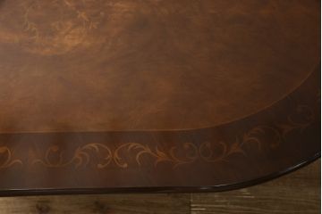 中古　イタリア家具　ス・ミズーラ(SU MISURA)　Brianza(ブリアンツァ)　脚の彫刻が目を惹くクラシカルな佇まいのダイニングテーブル(4人掛け、6人掛け)(R-053189)