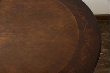 中古　イタリア家具　ス・ミズーラ(SU MISURA)　Brianza(ブリアンツァ)　脚の彫刻が目を惹くクラシカルな佇まいのダイニングテーブル(4人掛け、6人掛け)(R-053189)