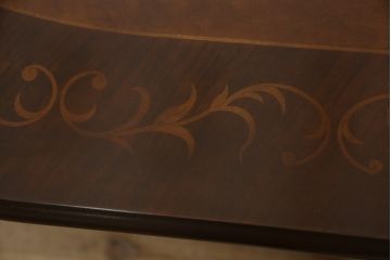 中古　イタリア家具　ス・ミズーラ(SU MISURA)　Brianza(ブリアンツァ)　脚の彫刻が目を惹くクラシカルな佇まいのダイニングテーブル(4人掛け、6人掛け)(R-053189)
