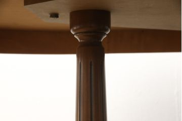中古　イタリア家具　ス・ミズーラ(SU MISURA)　Brianza(ブリアンツァ)　脚の彫刻が目を惹くクラシカルな佇まいのダイニングテーブル(4人掛け、6人掛け)(R-053189)