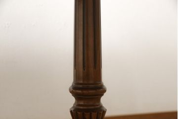 中古　イタリア家具　ス・ミズーラ(SU MISURA)　Brianza(ブリアンツァ)　脚の彫刻が目を惹くクラシカルな佇まいのダイニングテーブル(4人掛け、6人掛け)(R-053189)