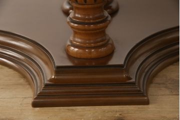 中古　イタリア家具　ス・ミズーラ(SU MISURA)　Brianza(ブリアンツァ)　脚の彫刻が目を惹くクラシカルな佇まいのダイニングテーブル(4人掛け、6人掛け)(R-053189)