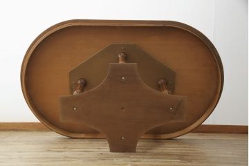 中古　イタリア家具　ス・ミズーラ(SU MISURA)　Brianza(ブリアンツァ)　脚の彫刻が目を惹くクラシカルな佇まいのダイニングテーブル(4人掛け、6人掛け)(R-053189)