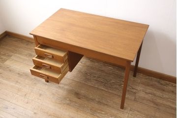 デンマークビンテージ　チーク材　シンプルさの中にも機能美が感じられるデスク(片袖机、在宅ワーク、在宅用ワークデスク、ヴィンテージ)(R-053198)