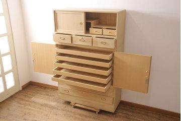 中古　国産手造り　関西系　繊細な意匠が施された引手が魅力的な総桐箪笥(桐たんす、和タンス、着物箪笥、引き出し)(R-053201)