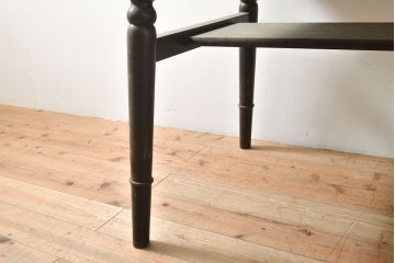 ビンテージ家具　松本民芸家具　挽き物加工の意匠が上品なアクセントになる棚付きダイニングテーブル(食卓、2人掛け、4人掛け、ヴィンテージ)(R-053212)