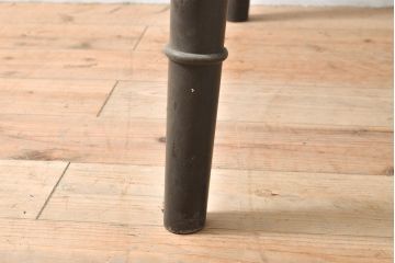 ビンテージ家具　松本民芸家具　挽き物加工の意匠が上品なアクセントになる棚付きダイニングテーブル(食卓、2人掛け、4人掛け、ヴィンテージ)(R-053212)