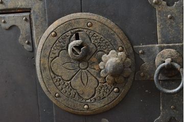 和製アンティーク　前面栗材　小振りなサイズ感で使い勝手がいい最上箪笥(和たんす、時代箪笥、引き出し、チェスト)(R-053214)