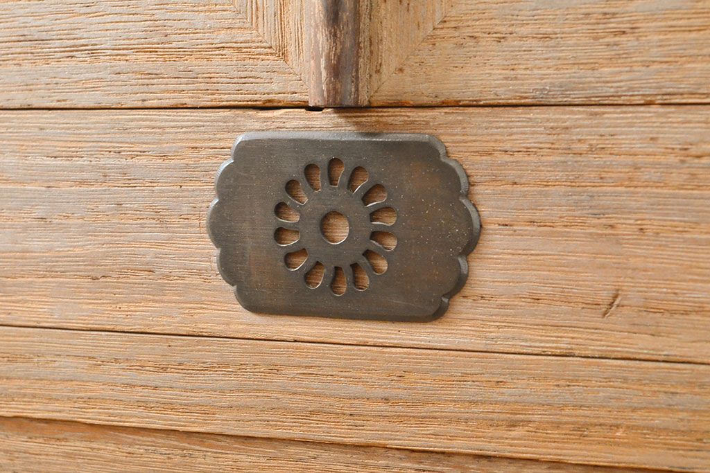 和製アンティーク　シンプルなデザインの中に上質なつくりの良さが感じられる総桐箪笥(桐たんす、時代箪笥、和箪笥、衣装箪笥)(R-053215)