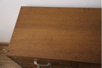 昭和レトロ　店舗什器としてもおすすめな脚付きチェスト(引き出し12杯)(R-053223)