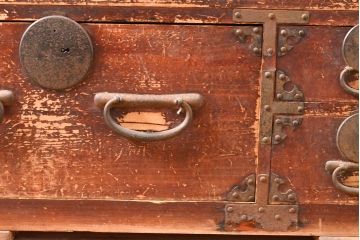 和製アンティーク　歴史を刻んだ深い味わいが感じられる時代箪笥(チェスト、和たんす、整理箪笥、収納箪笥、チェスト、引き出し)(R-053225)