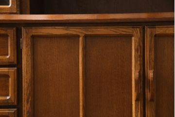 和製ヴィンテージ　ナラ材　幅広いインテリアに合わせやすいモダンデザインのキャビネット(収納棚、戸棚、食器棚、ビンテージ)(R-053241)