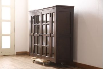 中古　北海道民芸家具　脚(台輪)付きリメイク　落ち着きのある色合いとクラシカルな佇まいが魅力のサイドキャビネット(収納棚、飾り棚、戸棚、本箱、ブックケース)(R-053242)