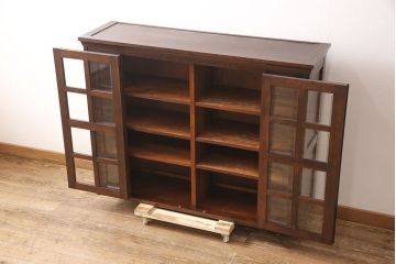 中古　北海道民芸家具　脚(台輪)付きリメイク　落ち着きのある色合いとクラシカルな佇まいが魅力のサイドキャビネット(収納棚、飾り棚、戸棚、本箱、ブックケース)(R-053242)