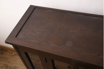 中古　北海道民芸家具　脚(台輪)付きリメイク　落ち着きのある色合いとクラシカルな佇まいが魅力のサイドキャビネット(収納棚、飾り棚、戸棚、本箱、ブックケース)(R-053242)