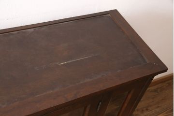 中古　北海道民芸家具　脚(台輪)付きリメイク　落ち着きのある色合いとクラシカルな佇まいが魅力のサイドキャビネット(収納棚、飾り棚、戸棚、本箱、ブックケース)(R-053242)