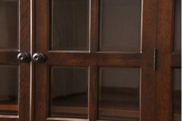 中古　北海道民芸家具　脚(台輪)付きリメイク　落ち着きのある色合いとクラシカルな佇まいが魅力のサイドキャビネット(収納棚、飾り棚、戸棚、本箱、ブックケース)(R-053242)