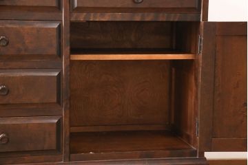 中古　北海道民芸家具　天板付きリメイク　落ち着いた空間づくりにおすすめのサイドボード(収納棚、リビングボード、キャビネット)(R-053243)