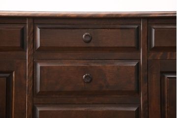 中古　北海道民芸家具　天板付きリメイク　落ち着いた空間づくりにおすすめのサイドボード(収納棚、リビングボード、キャビネット)(R-053243)