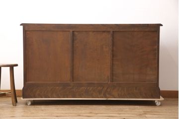 中古　北海道民芸家具　天板付きリメイク　落ち着いた空間づくりにおすすめのサイドボード(収納棚、リビングボード、キャビネット)(R-053243)