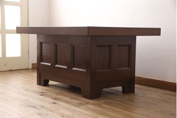 中古　重厚感のある佇まいでお部屋の主役にもなる松本民芸家具のA型洋炉卓(木製火鉢、囲炉裏テーブル、センターテーブル)(定価約91万円)(R-053246)