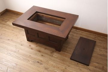 中古　重厚感のある佇まいでお部屋の主役にもなる松本民芸家具のA型洋炉卓(木製火鉢、囲炉裏テーブル、センターテーブル)(定価約91万円)(R-053246)