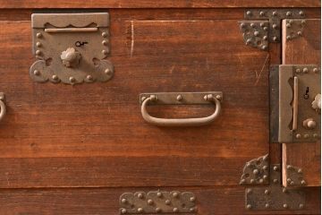 和製アンティーク　上手物!　金具の立派な三段重ね時代箪笥(チェスト、和たんす、桐たんす、整理箪笥、収納タンス)(R-053258)