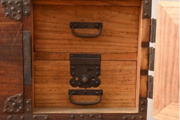 和製アンティーク　上手物!　金具の立派な三段重ね時代箪笥(チェスト、和たんす、桐たんす、整理箪笥、収納タンス)(R-053258)