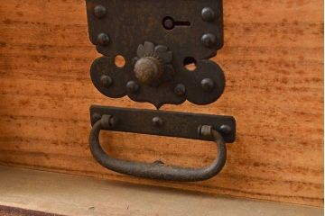 和製アンティーク　上手物!　金具の立派な三段重ね時代箪笥(チェスト、和たんす、桐たんす、整理箪笥、収納タンス)(R-053258)