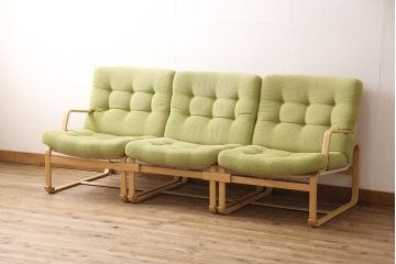 中古　天童木工　ブルーノ・マットソンデザイン　やさしい色味がくつろぎの時間におすすめな3連イージーチェア(3人掛けソファ、トリプルソファ)(定価約33万円)(R-053264)