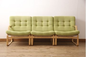 中古　天童木工　ブルーノ・マットソンデザイン　やさしい色味がくつろぎの時間におすすめな3連イージーチェア(3人掛けソファ、トリプルソファ)(定価約33万円)(R-053264)
