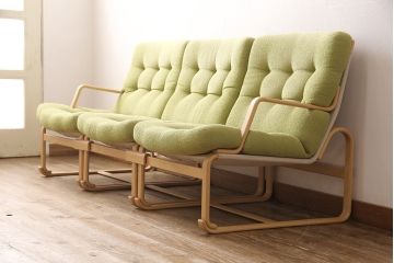 中古　天童木工　ブルーノ・マットソンデザイン　やさしい色味がくつろぎの時間におすすめな3連イージーチェア(3人掛けソファ、トリプルソファ)(定価約33万円)(R-053264)