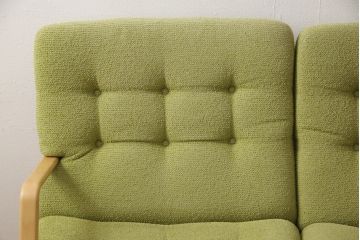 中古　天童木工　ブルーノ・マットソンデザイン　やさしい色味がくつろぎの時間におすすめな3連イージーチェア(3人掛けソファ、トリプルソファ)(定価約33万円)(R-053264)