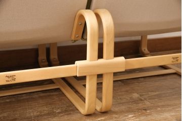 中古　天童木工　ブルーノ・マットソンデザイン　やさしい色味がくつろぎの時間におすすめな3連イージーチェア(3人掛けソファ、トリプルソファ)(定価約33万円)(R-053264)