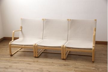 中古　天童木工　ブルーノ・マットソンデザイン　やさしい色味がくつろぎの時間におすすめな3連イージーチェア(3人掛けソファ、トリプルソファ)(定価約33万円)(R-053264)