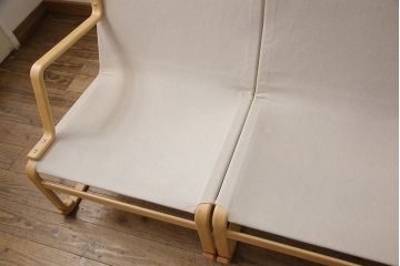 中古　天童木工　ブルーノ・マットソンデザイン　やさしい色味がくつろぎの時間におすすめな3連イージーチェア(3人掛けソファ、トリプルソファ)(定価約33万円)(R-053264)