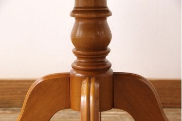 中古　美品　横浜クラシック家具　ダニエル(Daniel)　　レオナ (Leona)　A-317　温かみのある色合いが魅力の丸テーブル(ラウンドテーブル、コーヒーテーブル、サイドテーブル)(定価約21万円)(R-053267)