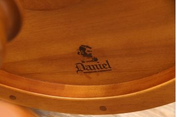 中古　美品　横浜クラシック家具　ダニエル(Daniel)　　レオナ (Leona)　A-317　温かみのある色合いが魅力の丸テーブル(ラウンドテーブル、コーヒーテーブル、サイドテーブル)(定価約21万円)(R-053267)