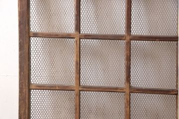 アンティーク建具　明治期　ヒノキ材　亀甲金網付き　経年を感じる風合いが魅力!貫禄を感じる蔵戸(きつね格子、狐格子、玄関戸、玄関ドア、引き戸、格子戸、マス目、升目)(R-053269)
