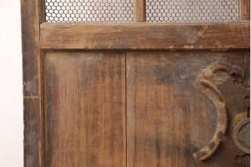 アンティーク建具　明治期　ヒノキ材　亀甲金網付き　経年を感じる風合いが魅力!貫禄を感じる蔵戸(きつね格子、狐格子、玄関戸、玄関ドア、引き戸、格子戸、マス目、升目)(R-053269)