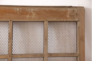 アンティーク建具　明治期　ヒノキ材　亀甲金網付き　経年を感じる風合いが魅力!貫禄を感じる蔵戸(きつね格子、狐格子、玄関戸、玄関ドア、引き戸、格子戸、マス目、升目)(R-053269)