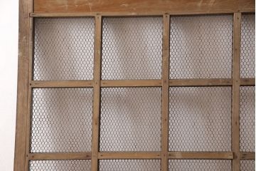 アンティーク建具　明治期　ヒノキ材　亀甲金網付き　経年を感じる風合いが魅力!貫禄を感じる蔵戸(きつね格子、狐格子、玄関戸、玄関ドア、引き戸、格子戸、マス目、升目)(R-053269)