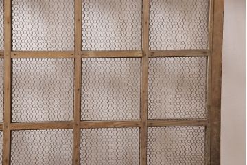 アンティーク建具　明治期　ヒノキ材　亀甲金網付き　経年を感じる風合いが魅力!貫禄を感じる蔵戸(きつね格子、狐格子、玄関戸、玄関ドア、引き戸、格子戸、マス目、升目)(R-053269)