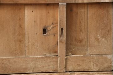 アンティーク建具　明治期　ヒノキ材　亀甲金網付き　経年を感じる風合いが魅力!貫禄を感じる蔵戸(きつね格子、狐格子、玄関戸、玄関ドア、引き戸、格子戸、マス目、升目)(R-053269)