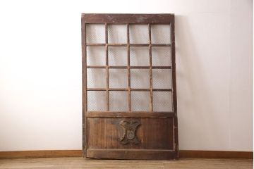 アンティーク建具　明治期　ヒノキ材　亀甲金網付き　経年を感じる風合いが魅力!貫禄を感じる蔵戸(きつね格子、狐格子、玄関戸、玄関ドア、引き戸、格子戸、マス目、升目)(R-053269)