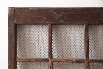 アンティーク建具　明治期　ヒノキ材　亀甲金網付き　経年を感じる風合いが魅力!貫禄を感じる蔵戸(きつね格子、狐格子、玄関戸、玄関ドア、引き戸、格子戸、マス目、升目)(R-053269)